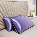 La taie d'oreiller en satin de luxe et confortable violet